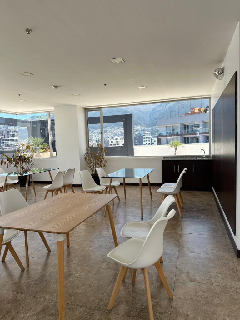 Salón comunal con vista a la ciudad