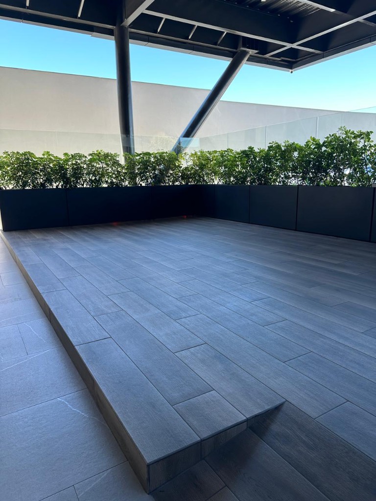 Detalle de la terraza con acabados contemporáneos