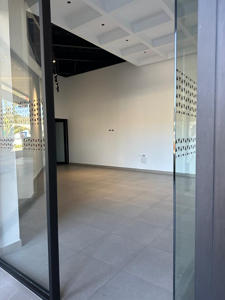 Interior del local con cielo falso y piso en porcelanato