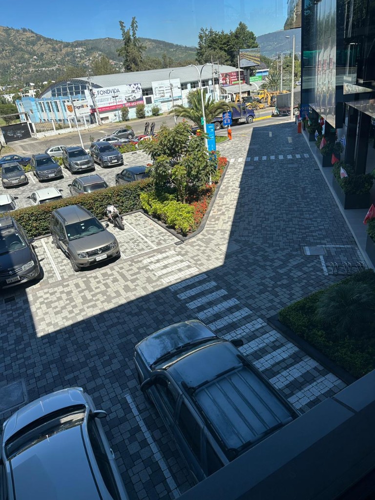 Vista del conjunto comercial y parqueaderos en Tumbaco