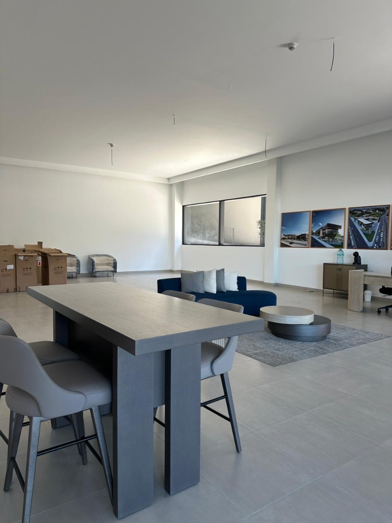 Espacio amplio del local con piso en porcelanato