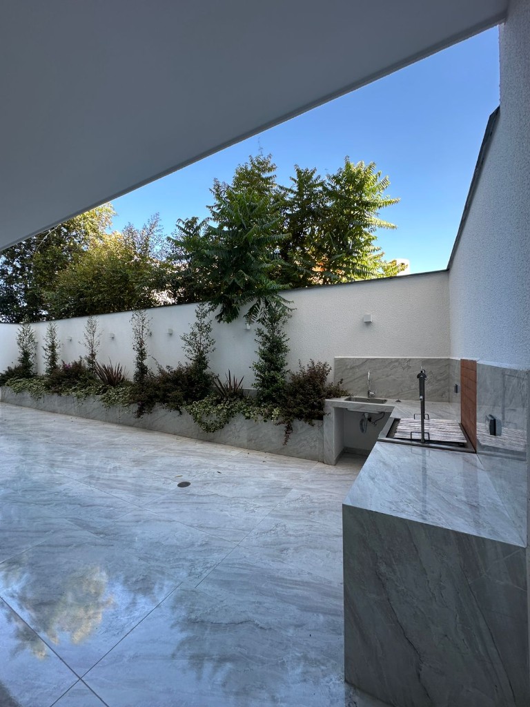 Terraza privada con acabados en mármol