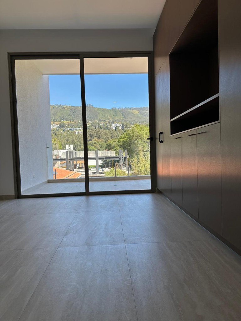 Detalle de cocina con mesón en mármol