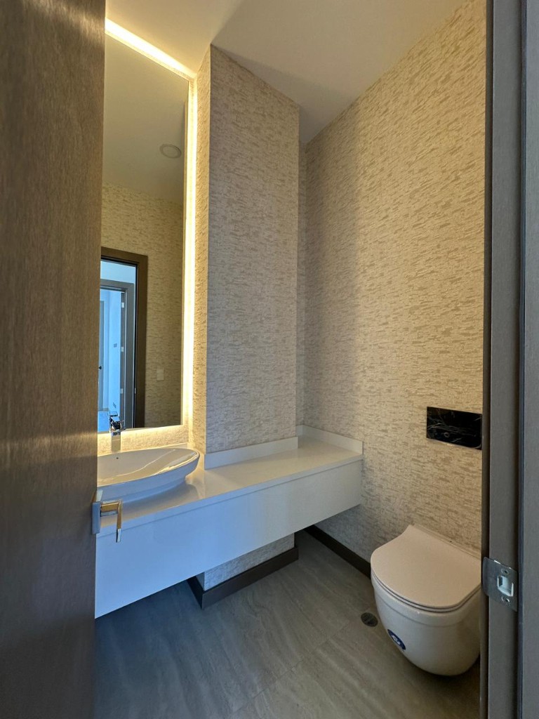 Pasillo con walk-in closet integrado