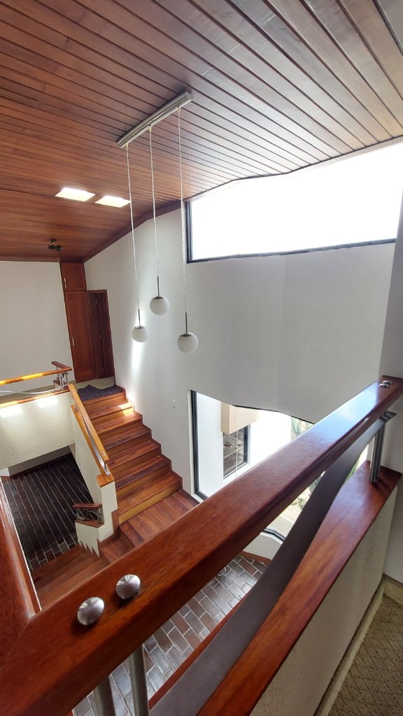 Distribución interior con escalera y madera en techo