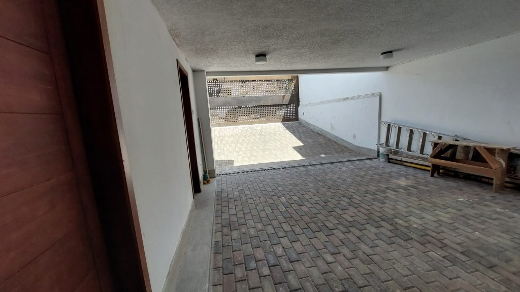 Hall superior con techo de madera y ventanales