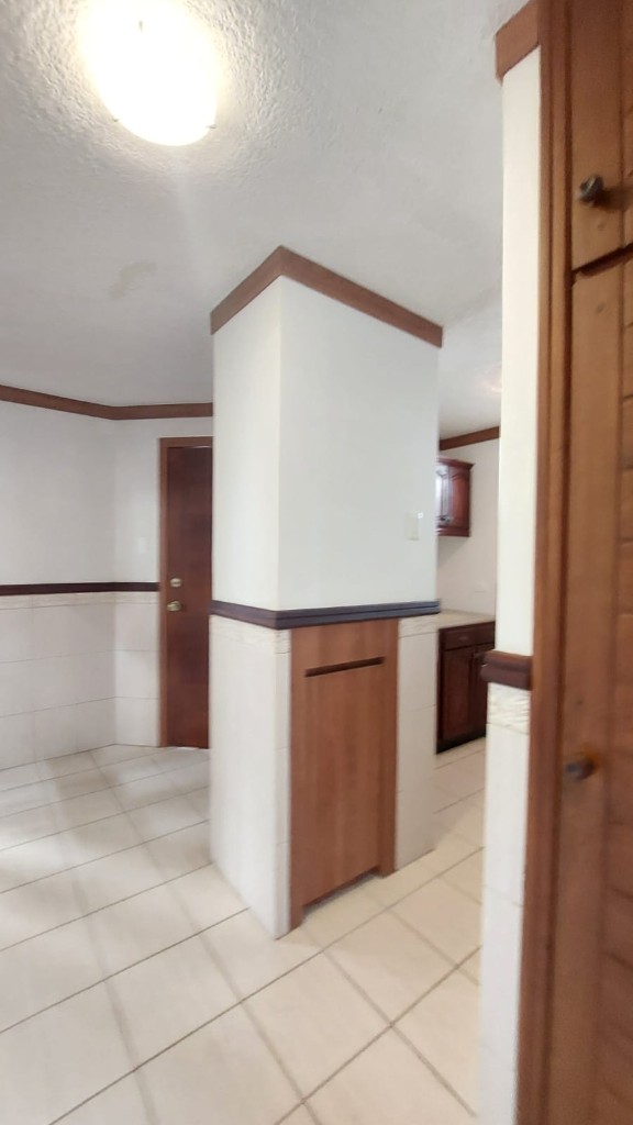 Pasillo interior con puertas de madera